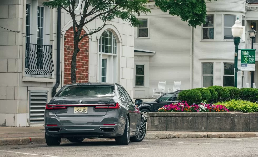 2020-bmw-750i-xdrive-137-hdr-1566180107